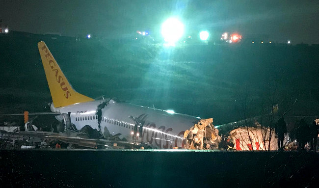 В Стамбуле три человека погибли при крушении самолета Pegasus Airlines 03