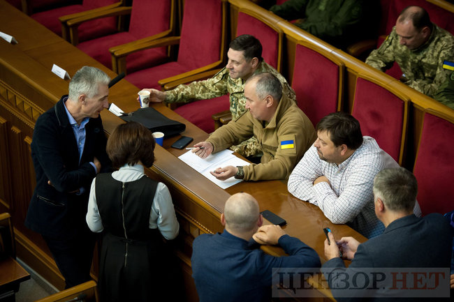 Блокування трибуни й аншлаг біля силовиків: як відбувається позачергове засідання Ради 05