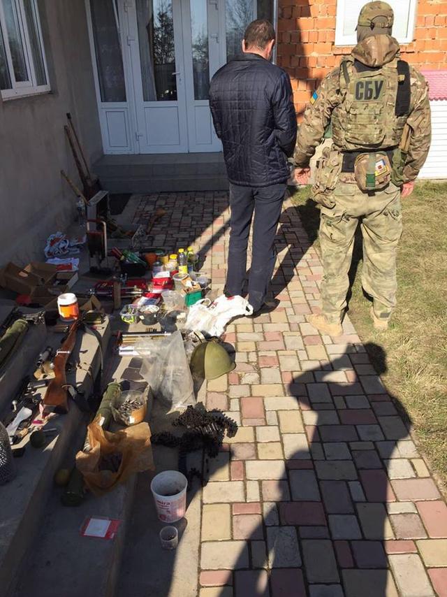 SBU detains group of ATO zone arms traders 08 SBU detains group of ATO zone arms traders 08