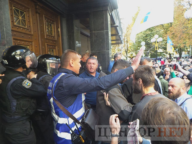 Під час мітингу під ГПУ проти екстрадиції в РФ Тумгоєва сталися сутички: мітингувальники бють вікна, їх у відповідь поливають водою зі шлангів 21