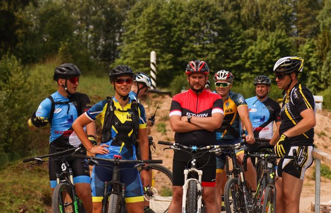 Президент Естонії Кальюлайд на велосипеді проінспектувала кордон із РФ 02