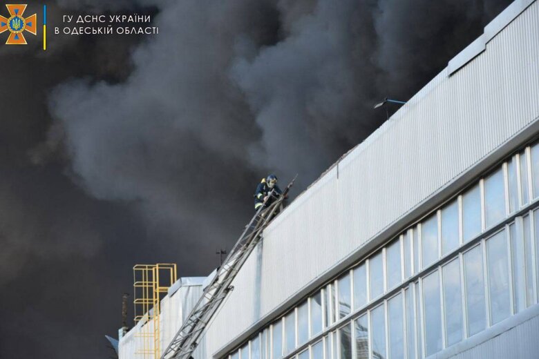 Fire caused by Russian cruise missile was extinguished in Odessa 07