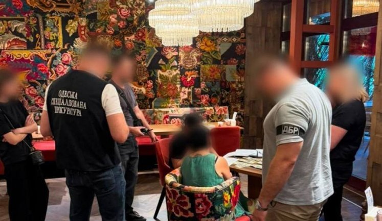 Працівницю РТЦК та СП в Одесі затримали за вимагання $11 тисяч за інвалідність і відстрочку, - Офіс Генпрокурора. ФОТО