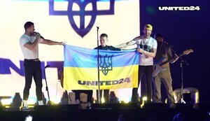 Артисти гурту Imagine Dragons розгорнули прапор України на концерті у Польщі. ВIДЕО