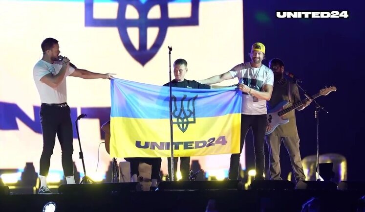 Артисти гурту Imagine Dragons розгорнули прапор України на концерті у Польщі. ВIДЕО