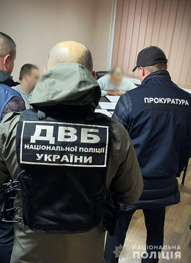 Поліцейського затримали на Харківщині на хабарі 5 тис. дол., - Нацполіція 01