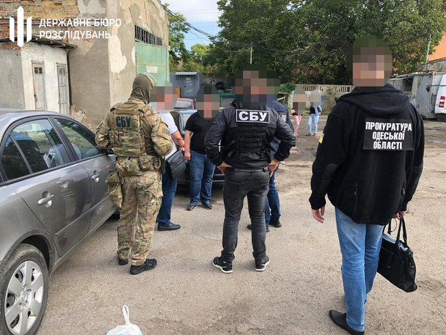 Чиновник одесской колонии задержан на взятке в $1,2 тыс., посредник пытался сбежать и рвал купюры, - ГБР 01 Чиновник одесской колонии задержан на взятке в $1,2 тыс., посредник пытался сбежать и рвал купюры, - ГБР 01