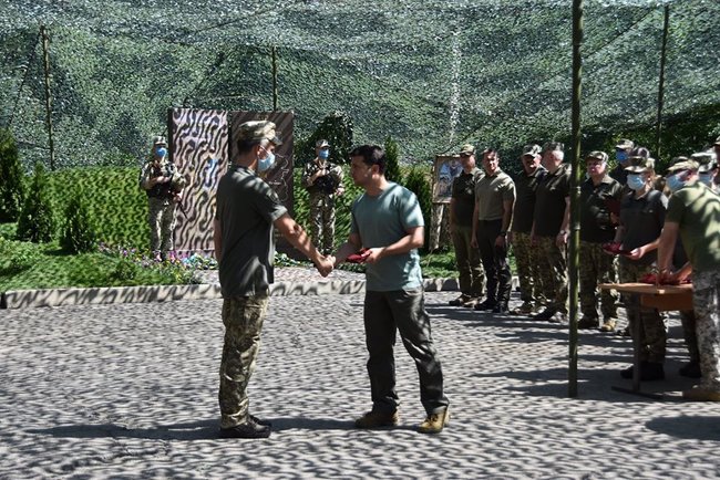 Зеленский на Донбассе наградил украинских военнослужащих за мужество 02