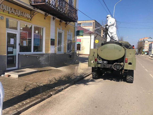 COVID-19: бригади ДСНС обробляють спецрозчином вулиці українських міст 04