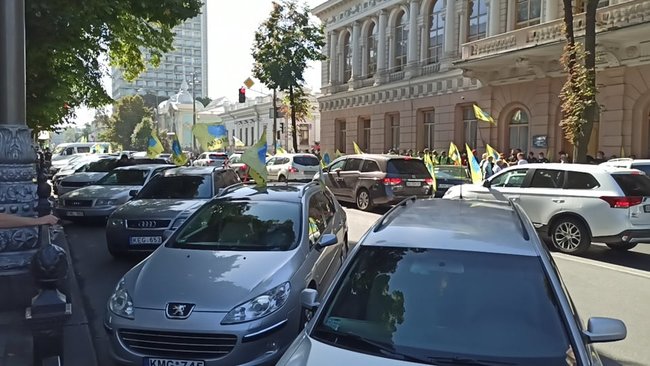Євробляхери приїхали під Раду вимагати доступного розмитнення автомобілів 13
