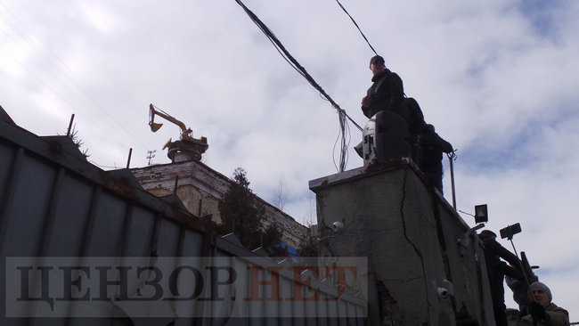 Nationalists block police raiding Kyiv-based ATEK plant 07