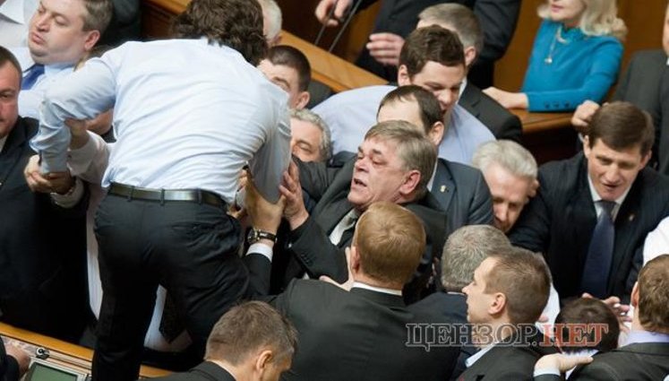 Драка под куполом: "Свобода" заступилась за женщину и коллегу. ФОТОрепортаж