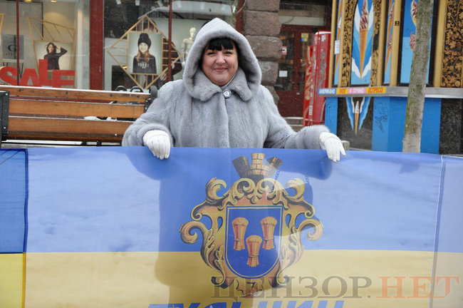 Українські казначеї розгорнули в центрі Києва найдовший прапор України 08