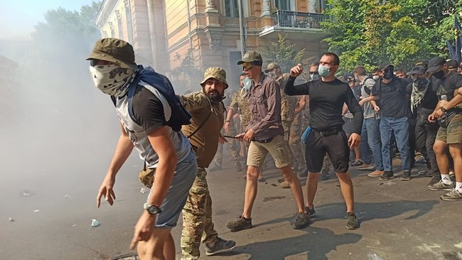 Столкновения митингующих с правоохранителями на акции Остановим капитуляцию под Офисом Президента 17