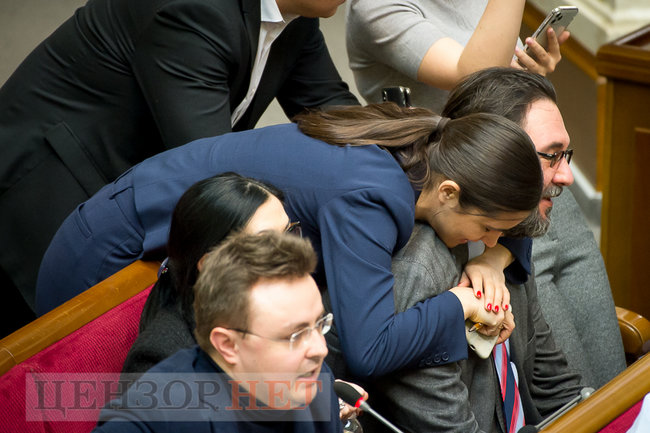 Обнимающая Потураева Янченко, слуга народа Салийчук просит помощника составлять базу обещаний, Галайчуку советуют отменить корпоратив, - день работы ВР 18 декабря 16