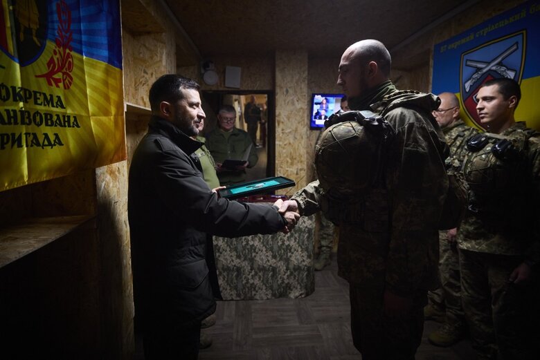 Володимир Зеленський нагородив воїнів 65-ї ОМБр за подвиги в обороні Запоріжжя