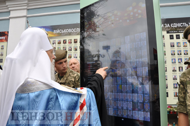 Антивандальний термінал памяті всіх загиблих у війні з РФ відкрили в Києві біля Стіни памяті 38