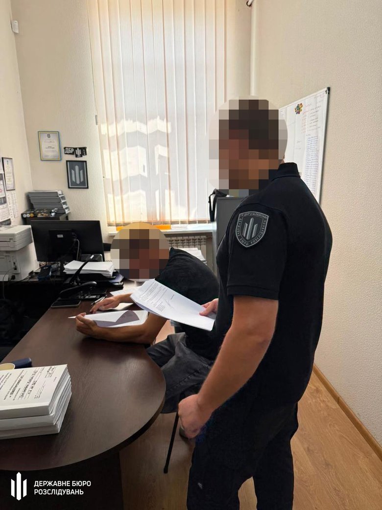 Полицейский сломал мужчине руку во время доставки в ТЦК
