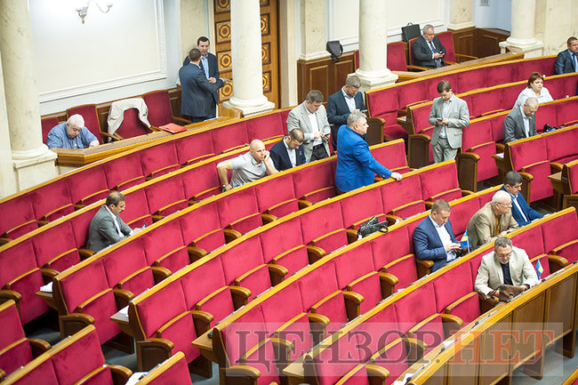 Ляшко і Богуслаєв вивчають газету, Семерак в оточенні нардепів та обійми Ричкової і Полторака, - день роботи ВР 18 травня 13