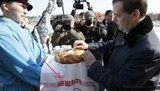 "На щастя": Медведева встретили в Якутии с украинским рушником. ФОТО