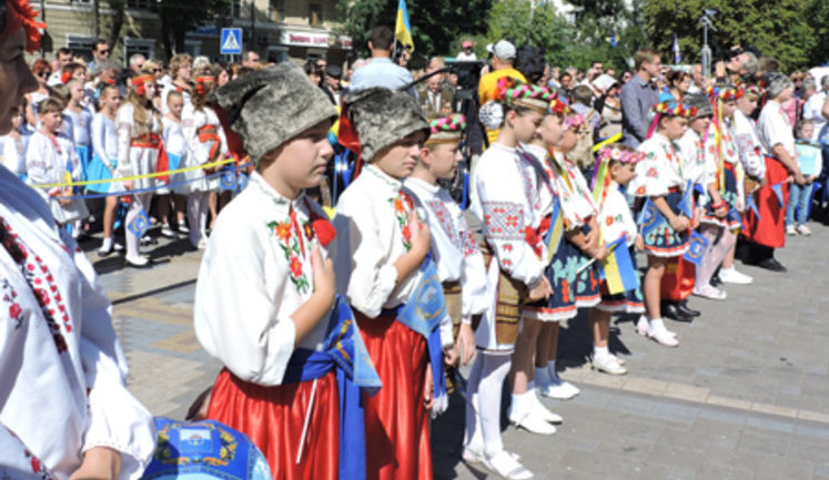 В Мариуполе в День города прошел парад вышиванок. ФОТОрепортаж