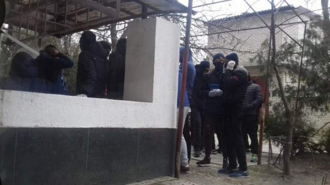 Активисты Нацкорпуса в Херсоне забросали яйцами соратника Медведчука 02