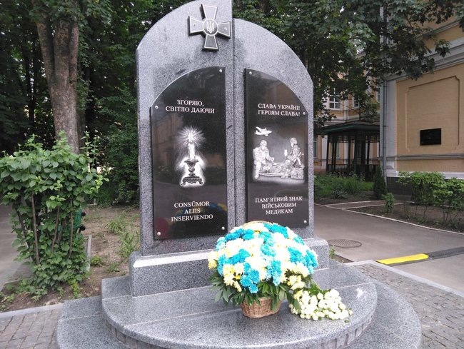 В Киевском военном госпитале открыли памятник погибшим медикам 01