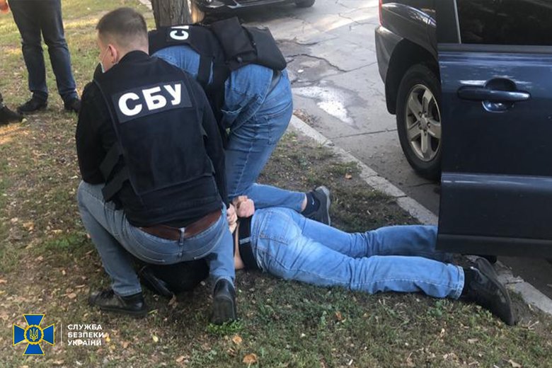 Торговец наркотиками предлагал сотруднику СБУ крышевать его бизнес в Мариуполе 03 Торговец наркотиками предлагал сотруднику СБУ крышевать его бизнес в Мариуполе 03