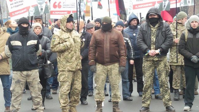 Наш ворог - олігархат! Наш ворог - Порошенко! Прихильники Саакашвілі провели марш у Києві з закликом імпічмента президента (оновлено) 16