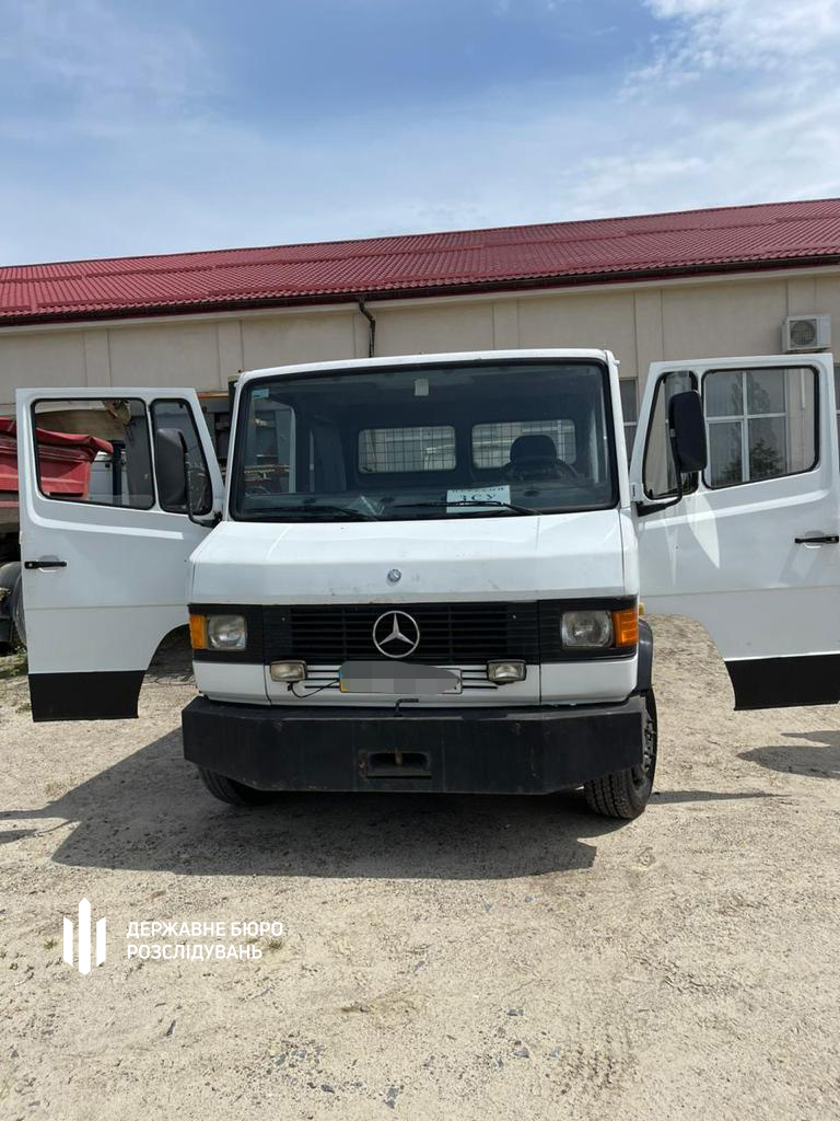 ДБР передало ЗСУ 17 автомобілів, які належали підприємству родичів Медведчука та Козака  01