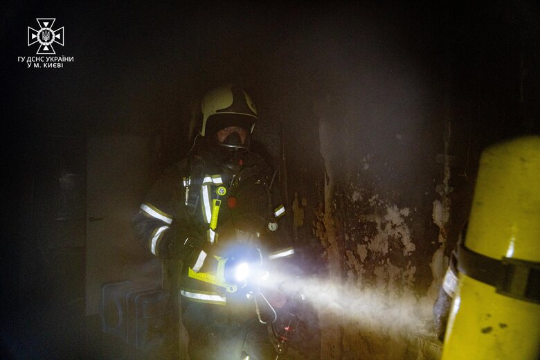 Гелевий акумулятор загорівся та вибухнув у київській багатоповерхівці через коротке замикання 07