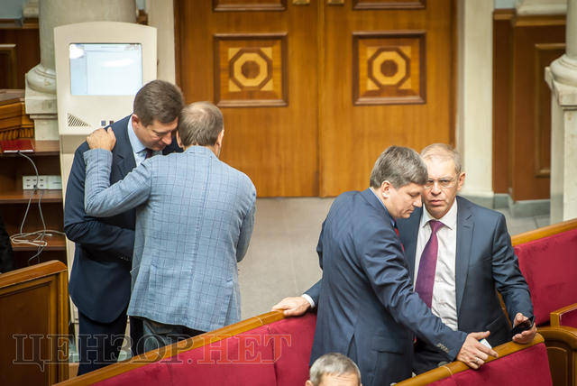 Наметове містечко під ВР, Савченко в стилі мілітарі, анекдот Березенка і напівпорожня сесійна зала, - день 17 жовтня в Раді і біля неї 08