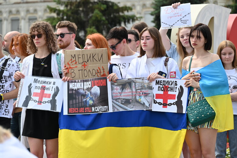 Акція на підтримку полонених військових медиків відбулася на Майдані Незалежності 32