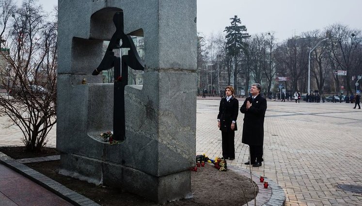 President Poroshenko and his wife honored memory of Holodomor victims. PHOTOS