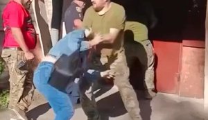 Военный толкал женщину: в ТЦК Львова проводят проверку
