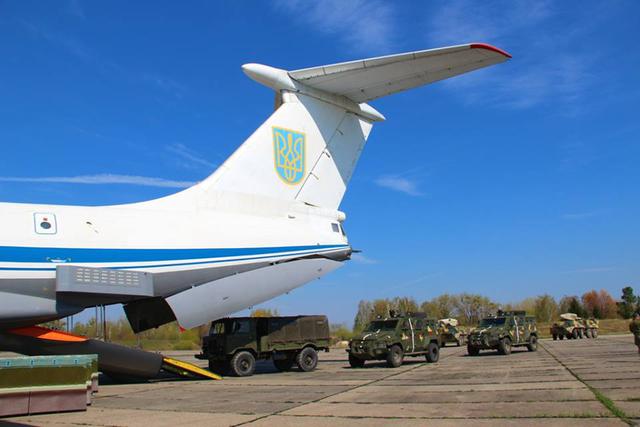Airborne unit drills loading military hardware onboard IL-76 carrier in Zhytomyr region 01