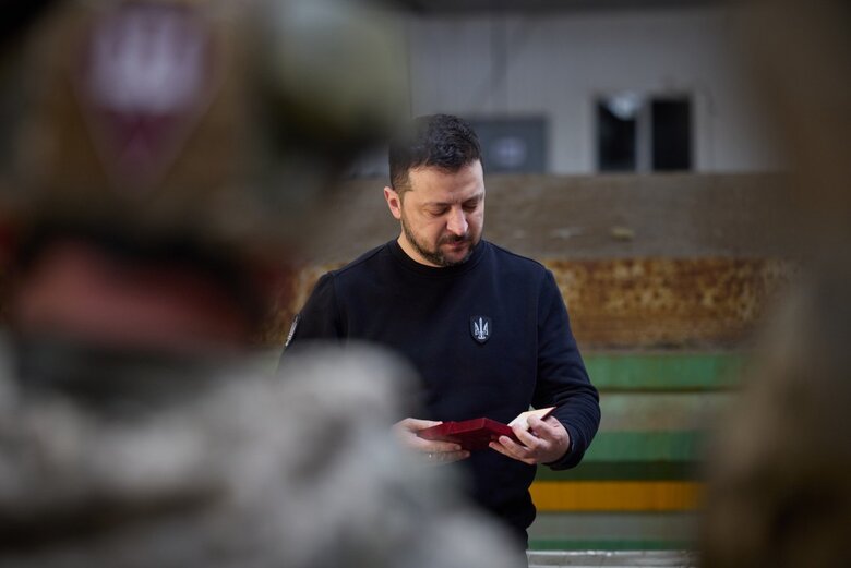 Зеленський відвідав передові позиції ЗСУ в Авдіївці 09