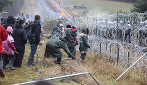 ЄС застерігає Польщу через її рішення призупинити приймати мігрантів, що нелегально перетинають кордон