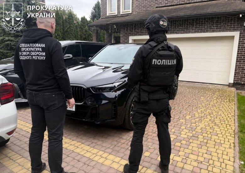 Начальника служби тилу та двох підприємців підозрюють у розкраданні 2,1 млн грн на закупівлі деревини