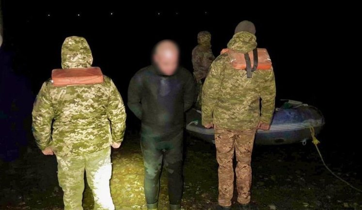 Прикордонники затримали чоловіка, який намагався вплав перетнути Дністер. ВІДЕО+ФОТОрепортаж
