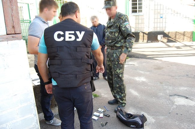 Задержан сотрудник черниговского СИЗО, поставлявший наркотики заключенным, - СБУ 01