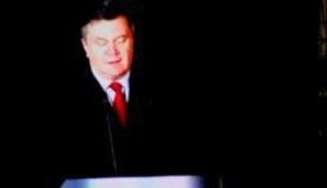 Януковича встретили свистом на открытии "Олимпийского". ВИДЕО.