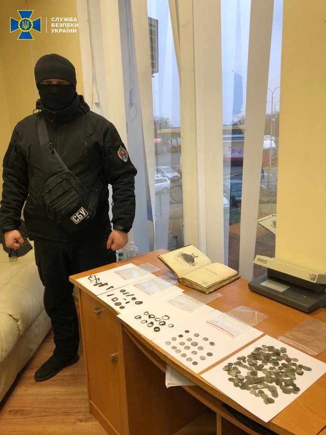 З України намагалися незаконно вивезти унікальне прижиттєве видання Кобзаря Шевченка, датоване 1860 роком, - СБУ 06