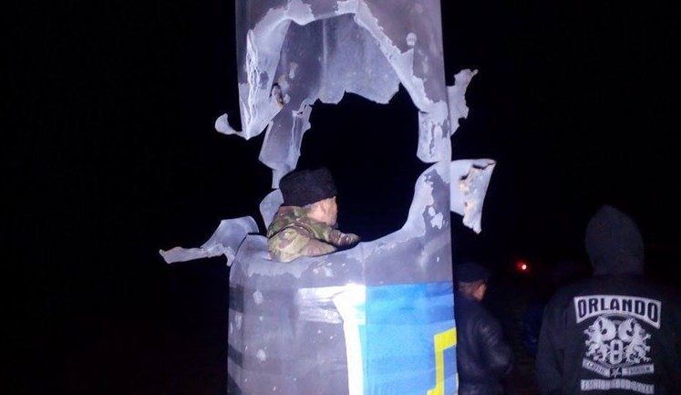 Между правоохранителями и участниками акции по блокаде Крыма произошел конфликт, из-за ремонта ЛЭП (обновлено). ВИДЕО+ФОТОрепортаж