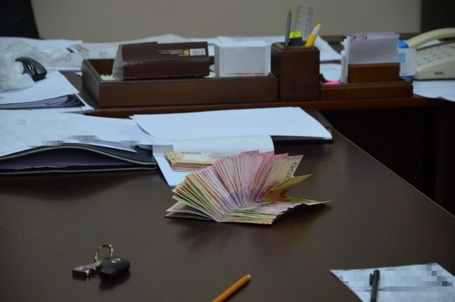 Чиновник бюро судебно-медицинской экспертизы в Ивано-Франковске требовал откаты с премий подчиненных, - СБУ 01