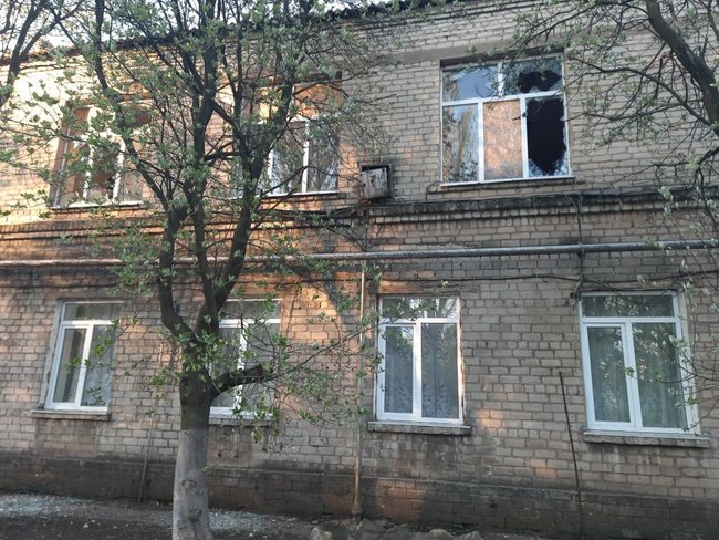 Occupiers shell frontline Krasnohorivka town, damaging a hospital 03