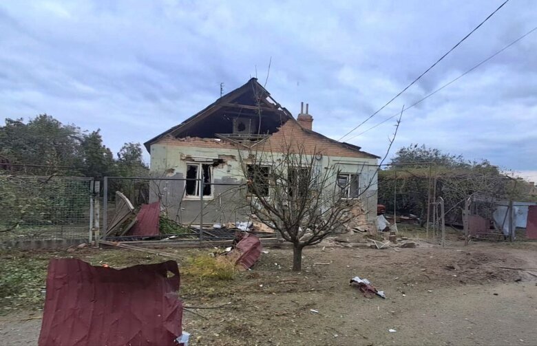 Пошкоджений російським обстрілом будівля
