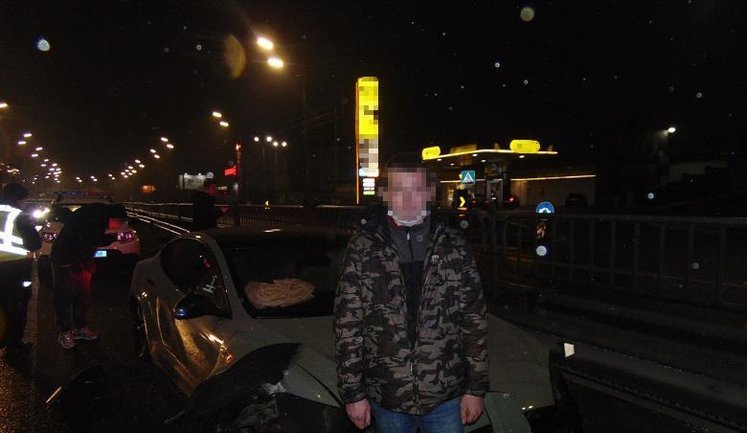 П'яний працівник автомийки у Києві викрав Tesla клієнта та влаштував на ній ДТП, - поліція. ФОТОрепортаж