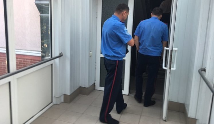 Боротьба із "сірим" алкоголем: що шукали на заводі-виробнику податківці