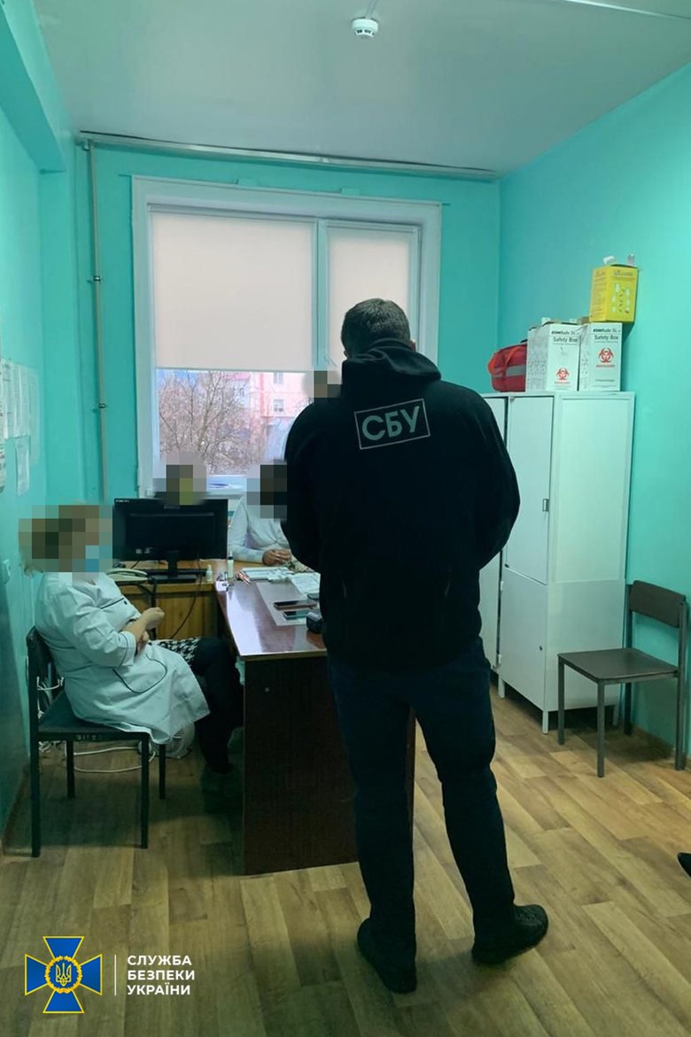 Імітація одного уколу вакцини - 3 тис. грн: СБУ викрила у Києві групу шахраїв, які виготовляли та продавали фальшиві COVID-сертифікати 02 Імітація одного уколу вакцини - 3 тис. грн: СБУ викрила у Києві групу шахраїв, які виготовляли та продавали фальшиві COVID-сертифікати 02